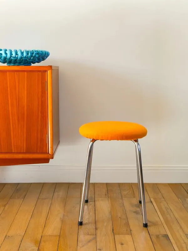 Illustration numéro 4 du produit Tabouret en chrome et laine bouillie, orange, 1970