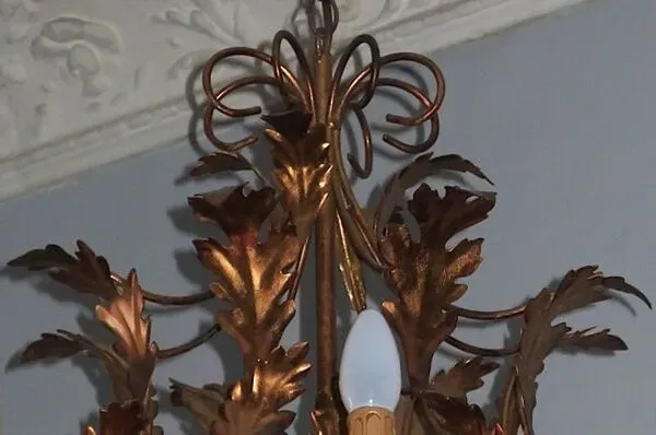 Illustration numéro 4 du produit Lustre en tôle dorée à 8 lumières par Hans Kögl, années 1960