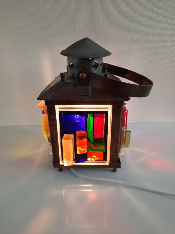Illustration numéro 4 du produit Lampe de table-lanterne en cuivre et verres multicolores années 60