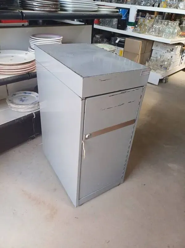 Illustration numéro 4 du produit Ancien casier industriel ptt 1975