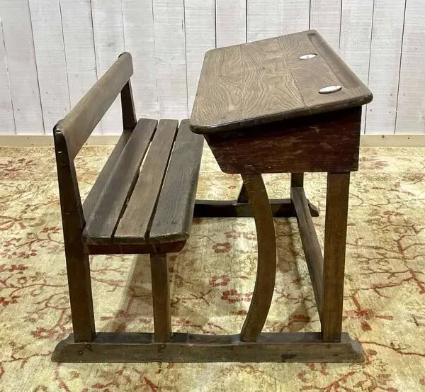 Illustration numéro 4 du produit Bureau d'écolier en chêne début XXème avec ses encriers en porcelaine