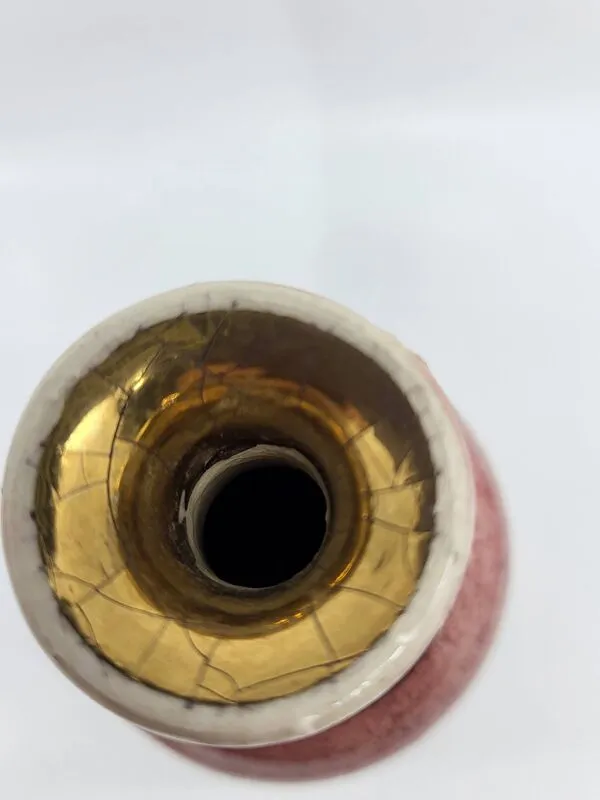 Illustration numéro 4 du produit Vase soliflore Georges Pelletier en céramique rose et dorée à l'or fin, France