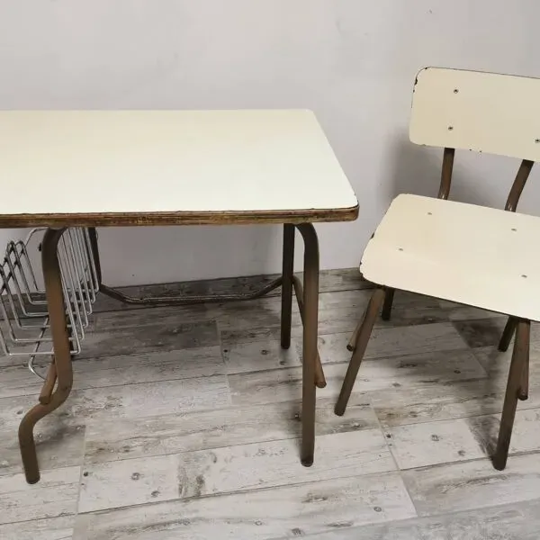Illustration numéro 4 du produit Ensemble bureau et chaise d'écolier vintage, provenance espagne