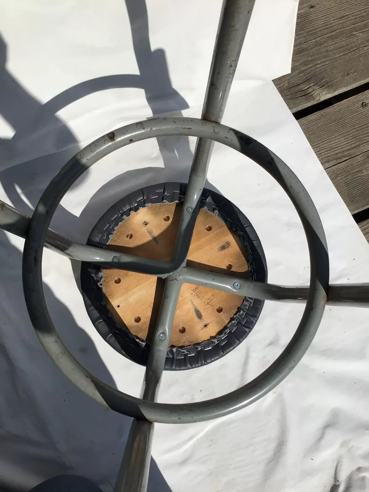 Illustration numéro 4 du produit Tabouret industriel assise cuir gris foncé