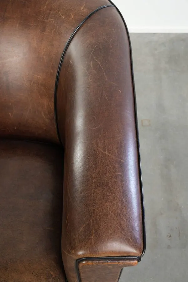 Illustration numéro 4 du produit Fauteuil club en cuir de mouton de style Art Déco avec un passepoil noir