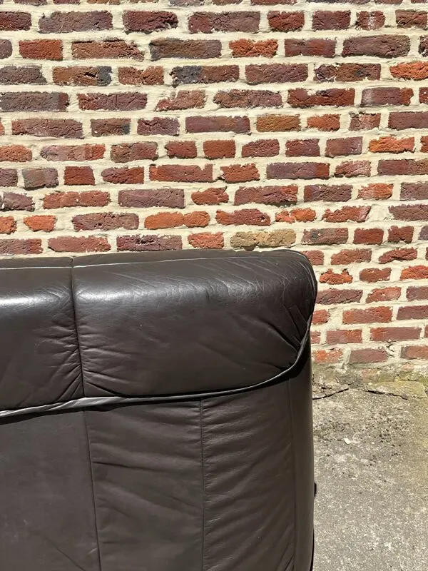 Illustration numéro 4 du produit Paire de fauteuils club en cuir patiné