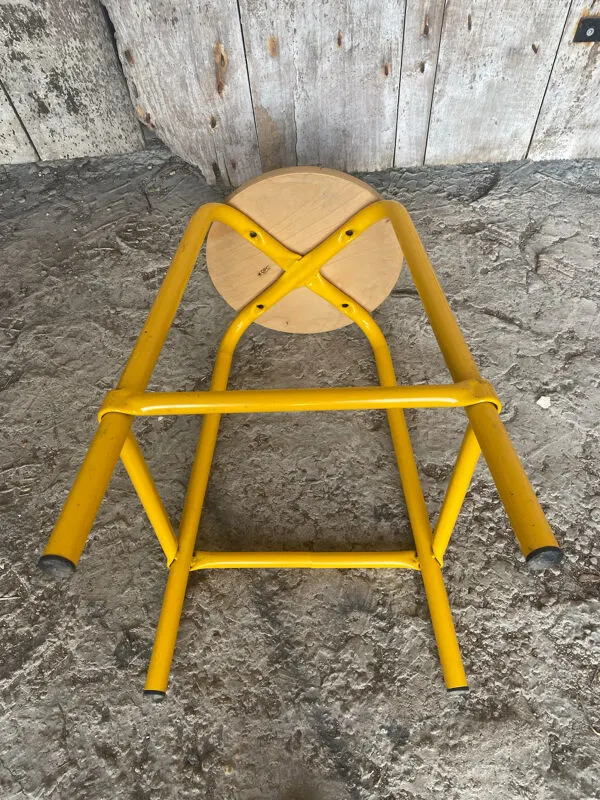 Illustration numéro 4 du produit Tabouret Industriel Ancien DPC Tube Métal Jaune + Assise Bois Vintage
