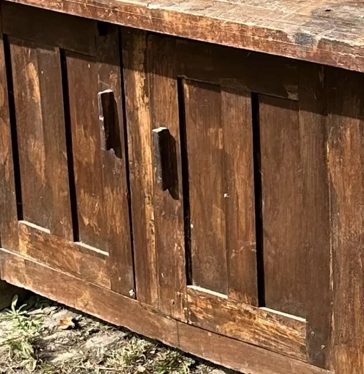 Illustration numéro 4 du produit Grande table en bois massif , rangement avec 2 portes