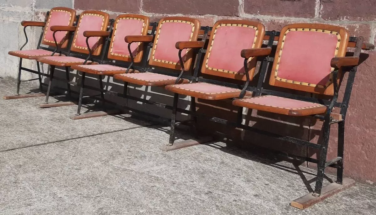 Illustration numéro 4 du produit Banquette de cinéma 6 places.