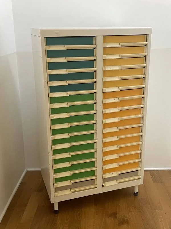 Illustration numéro 4 du produit Meuble de tri vintage années 70'/30 tiroirs-industriel / atelier / mercerie