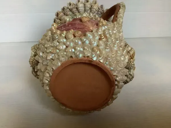 Illustration numéro 4 du produit Vase en coquillages art populaire