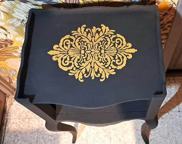 Illustration numéro 4 du produit Table de chevet 1930 bois repeint coloris noir rosace dorée