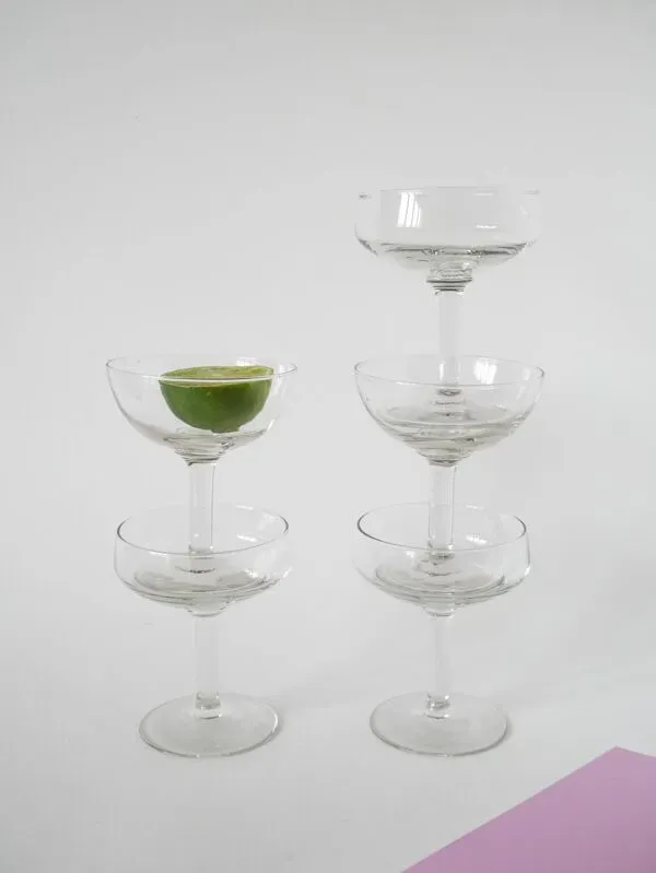Illustration numéro 4 du produit Magnifique lot de 5 coupes à champagne en verre soufflé, début XXème