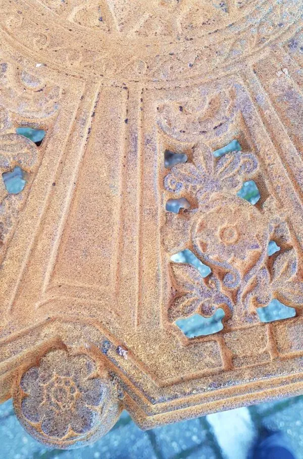 Illustration numéro 4 du produit Table de jardin en fonte Art Nouveau table de bistrot