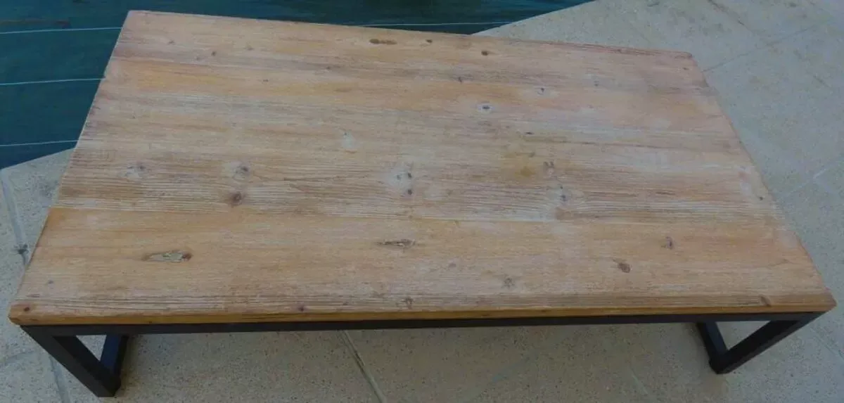 Illustration numéro 4 du produit Table basse de style industrielle à plateau de bois supporté par un piètement métallique-