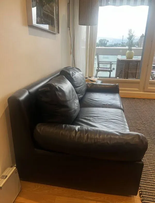 Illustration numéro 4 du produit Canapé 2 places en cuir noir vintage ann 70 Edelhard Harlis– 180 cm