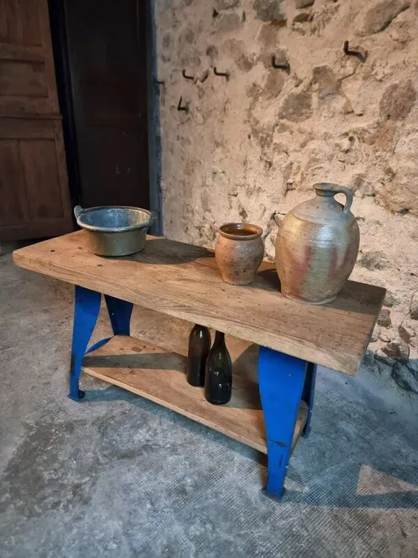 Illustration numéro 4 du produit Table d'établi industriel vintage avec pieds en fonte (Aux Forges de Vulcain)