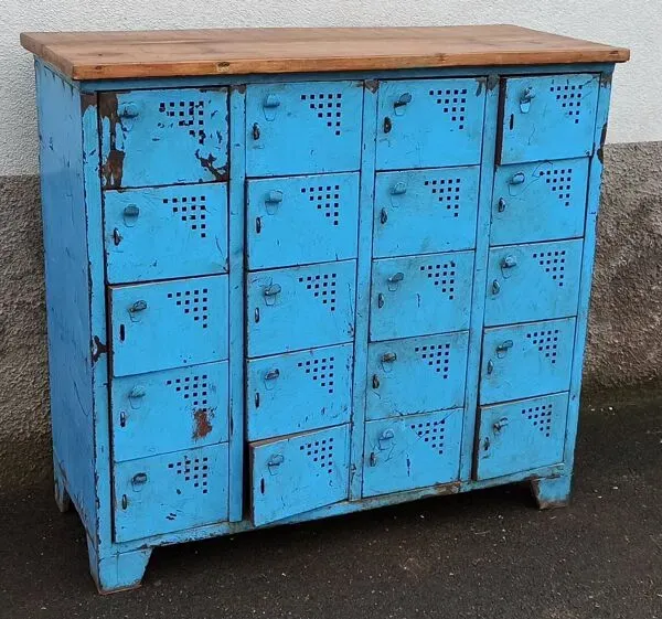 Illustration numéro 4 du produit Casier ancien en métal bleu avec plateau bois