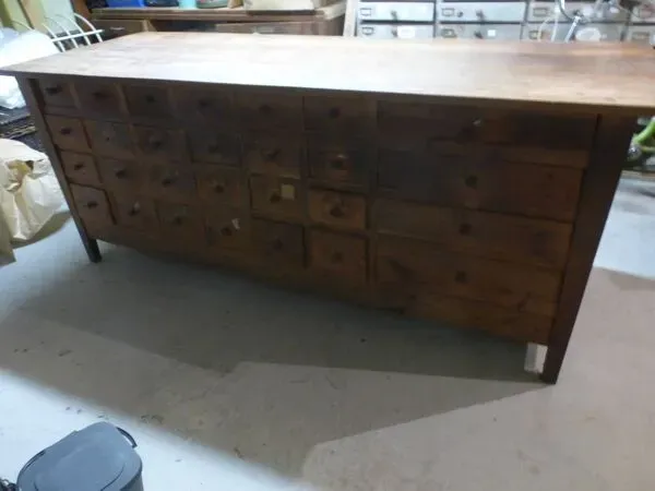 Illustration numéro 4 du produit ancien meuble de métier portes et tiroirs 2 faces