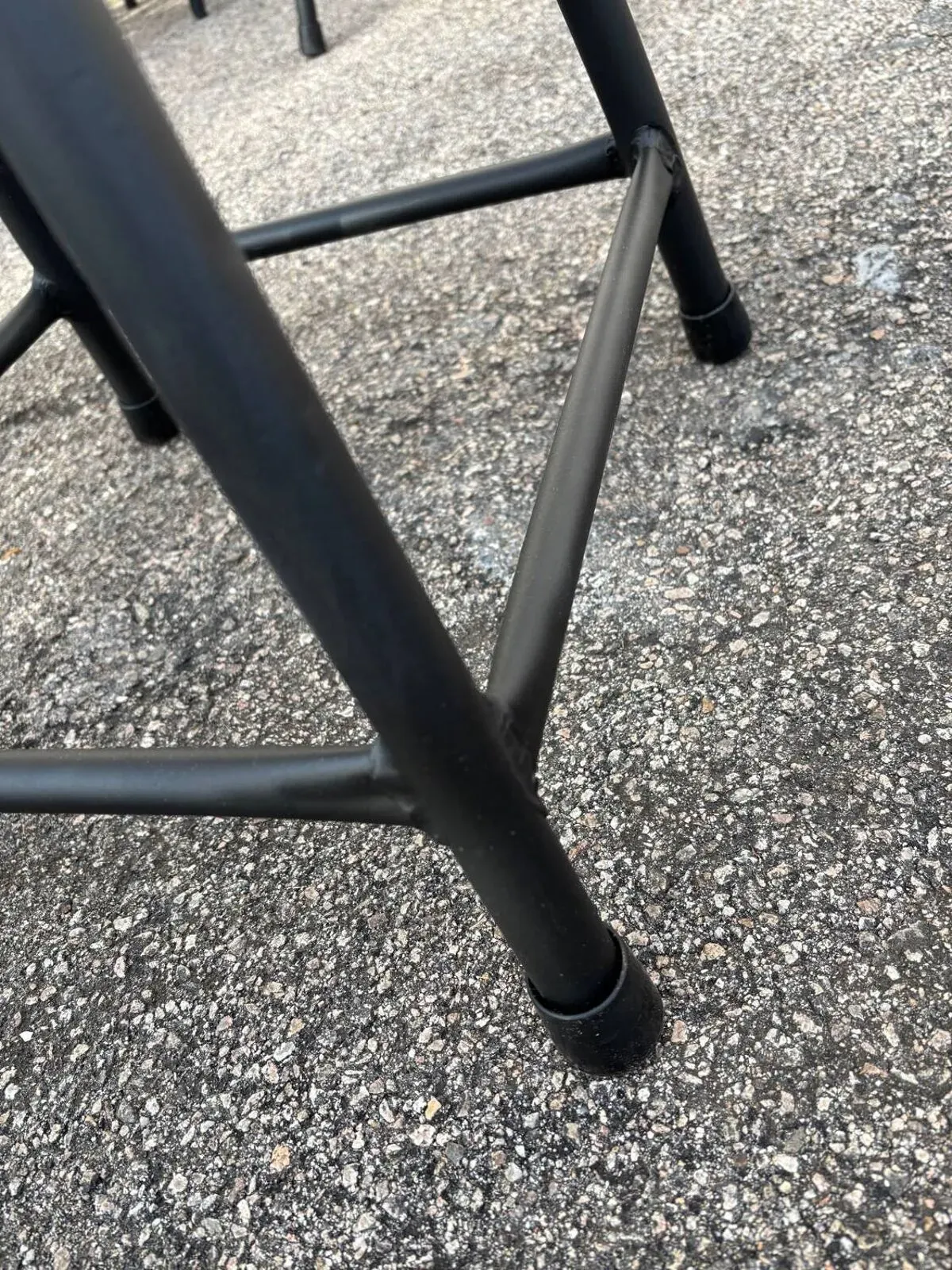 Illustration numéro 4 du produit Set de 12 tabourets industriels noirs