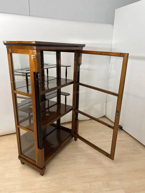 Illustration numéro 4 du produit Vitrine Biedermeier en noyer et laiton avec trois côtés vitrées, sud de l'Allemagne, 1830