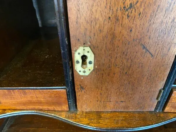 Illustration numéro 4 du produit Bureau scriban anglais xixeme acajou avec tiroirs ferrures bronze boutons en os