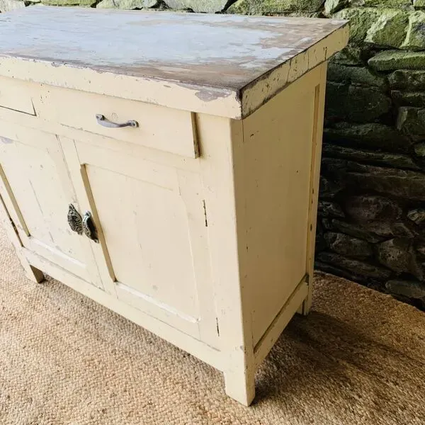 Illustration numéro 4 du produit Ancien meuble d’atelier / buffet