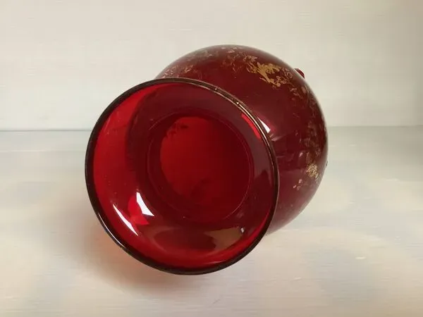 Illustration numéro 4 du produit Vase camée et cabochons rouges en verre bordeaux