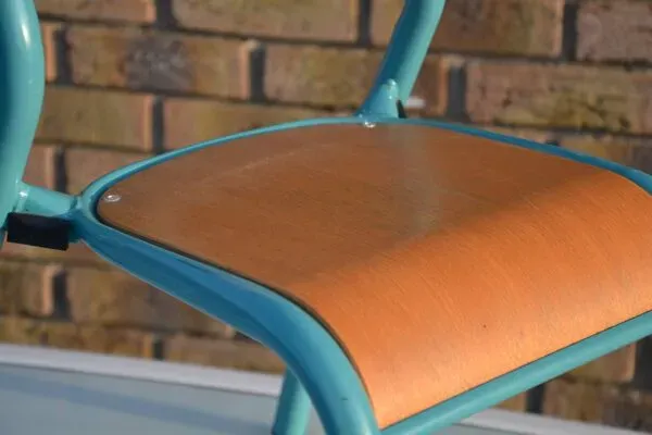 Illustration numéro 4 du produit Chaise vintage d'école maternelle