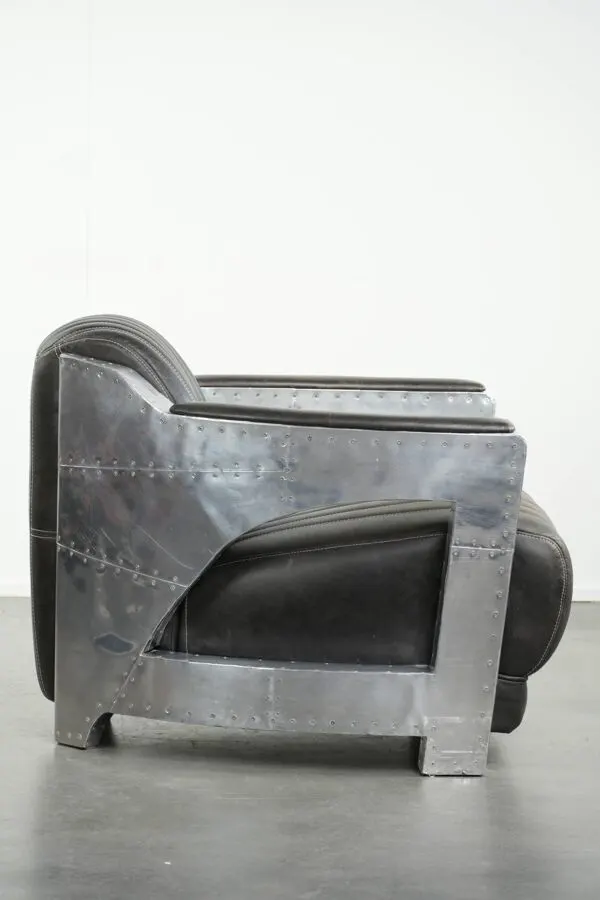 Illustration numéro 4 du produit Fauteuil aviateur en cuir de vachette, fini avec de l'aluminium et des rivets.