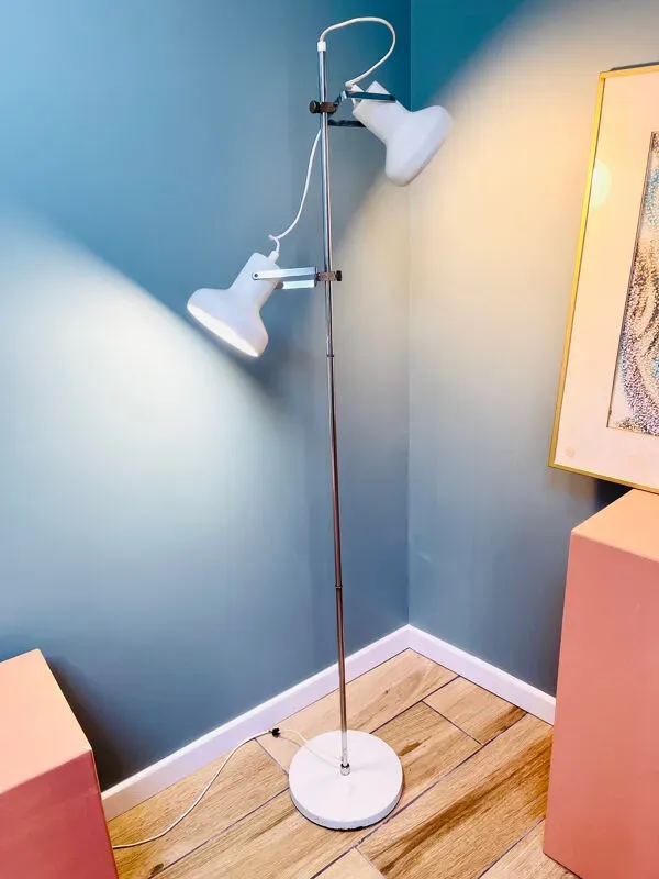 Illustration numéro 4 du produit Lampadaire en métal chromé et blanc, circa 1970