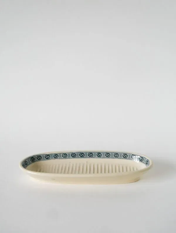 Illustration numéro 4 du produit grand porte-savon en Terre de Fer, Saint-Amand modèle ''Thais'' XIXème