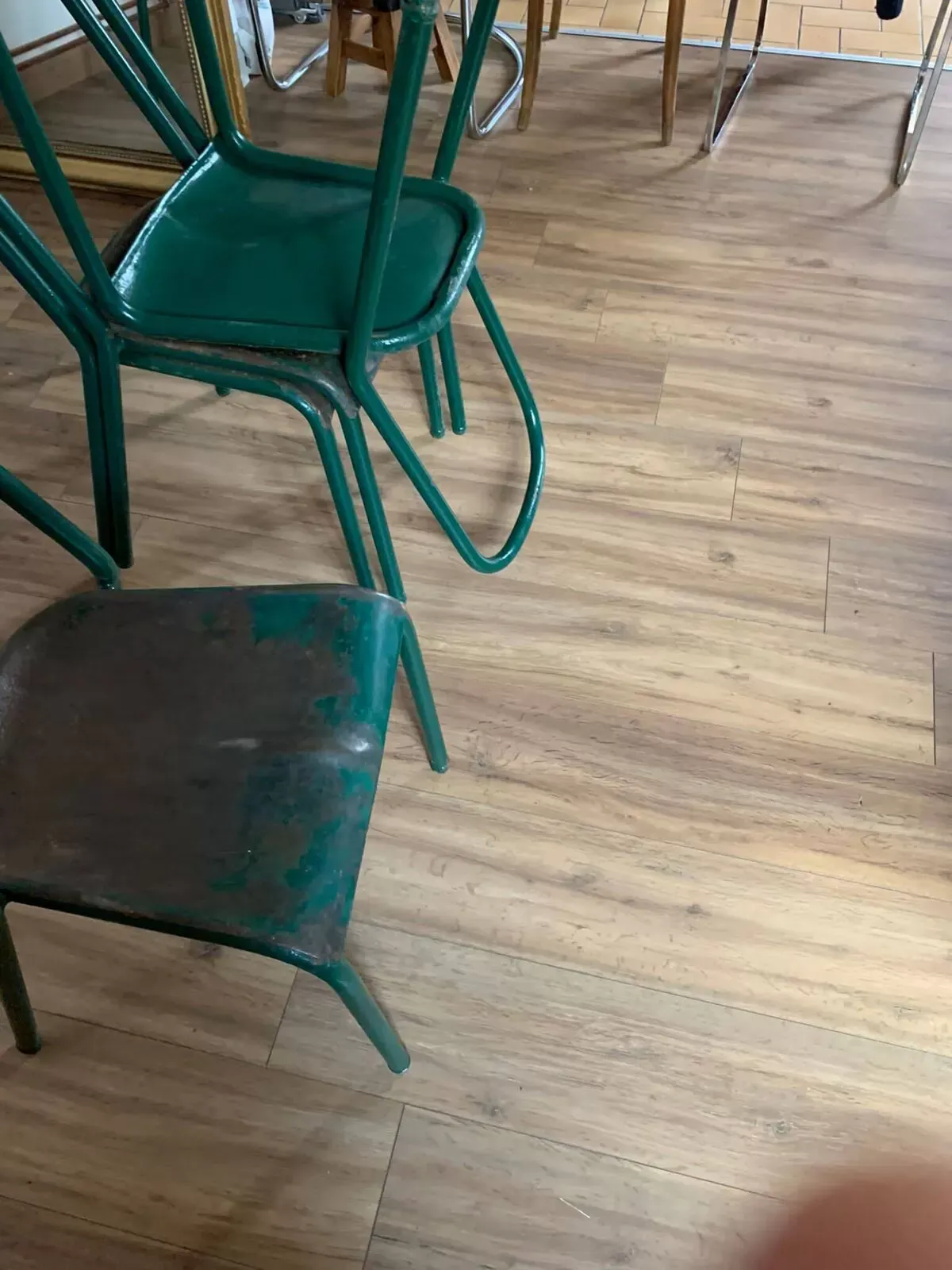 Illustration numéro 4 du produit Ensemble de 5 chaises vertes