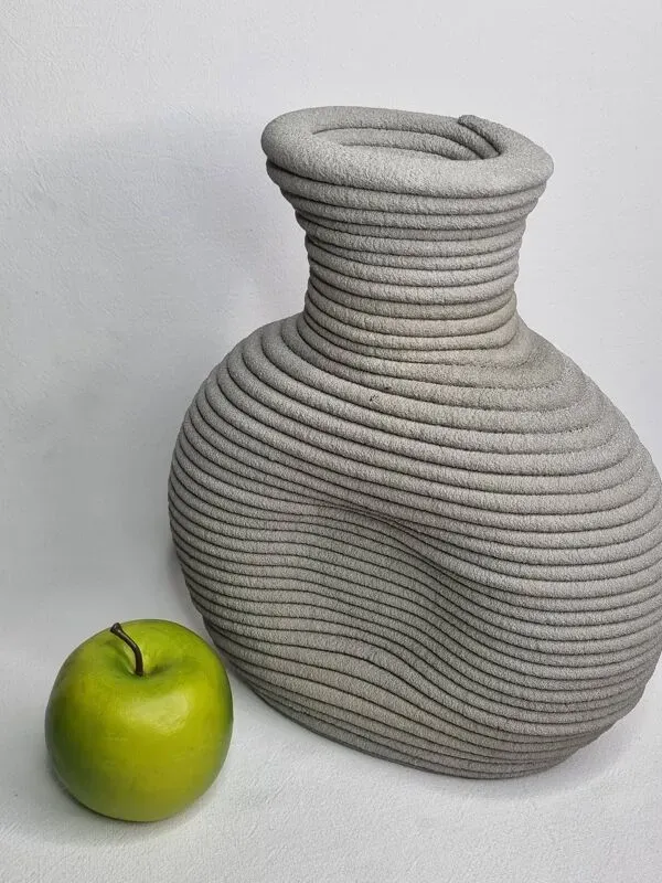 Illustration numéro 4 du produit Vase brutaliste en ciment texturé