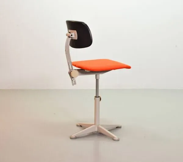 Illustration numéro 4 du produit Chaise de bureau industrielle Ahrend De Cirkel avec revêtement en tissu orange, années 1950
