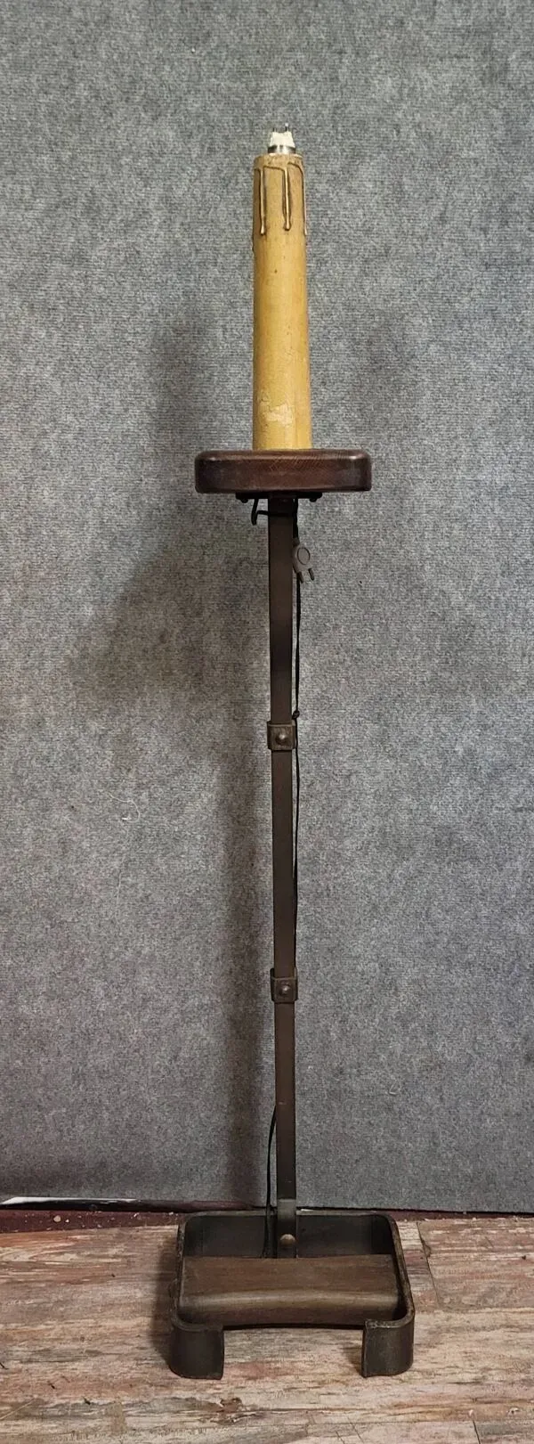 Illustration numéro 4 du produit lampadaire Design, à l’allure sculpturale