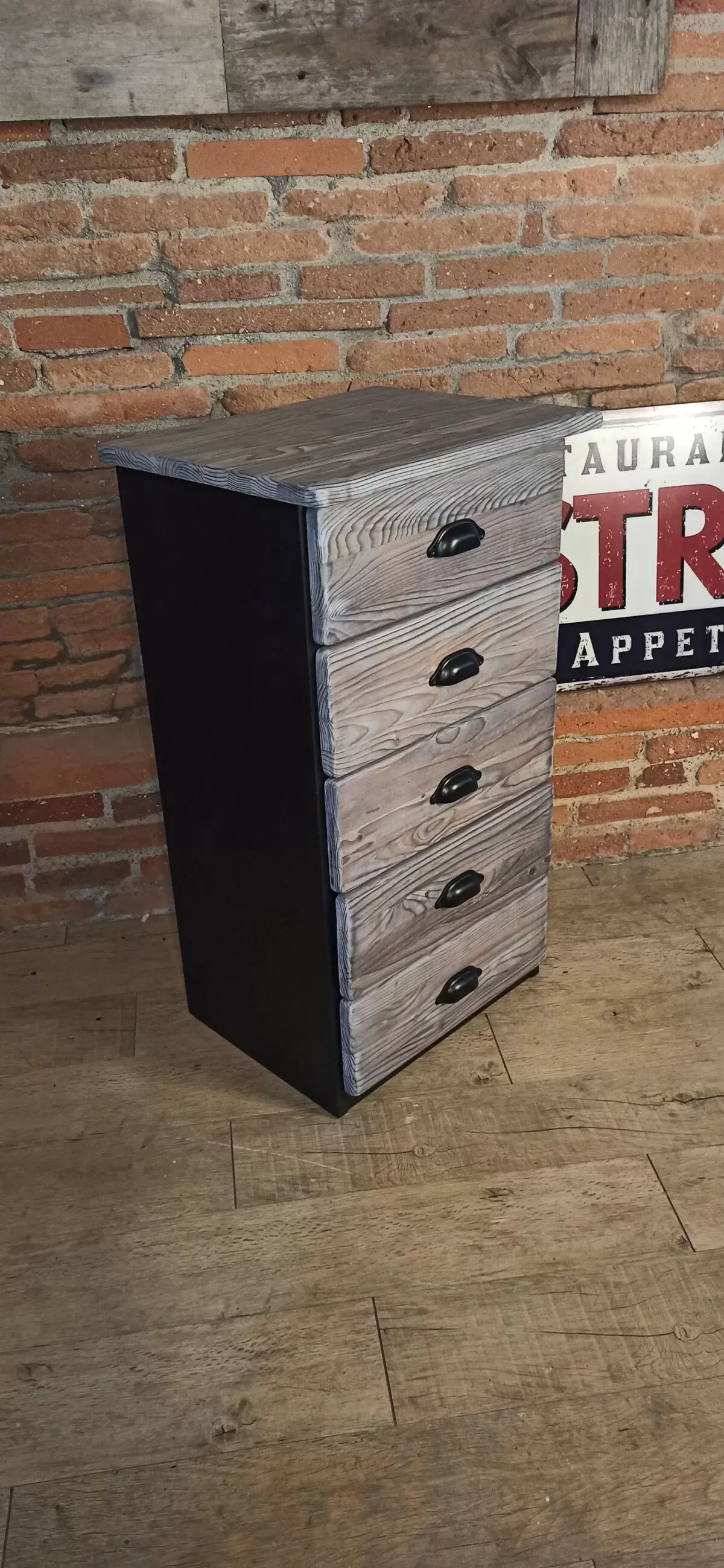 Illustration numéro 4 du produit Chiffonnier grisé 5 tiroirs