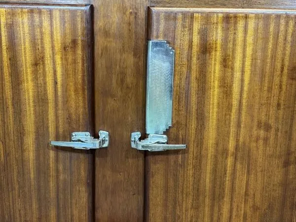 Illustration numéro 4 du produit Enfilade de bistrot en acajou et plateau formica des années 1950