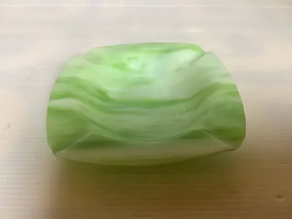 Illustration numéro 4 du produit Vide poche cendrier pâte de verre verte