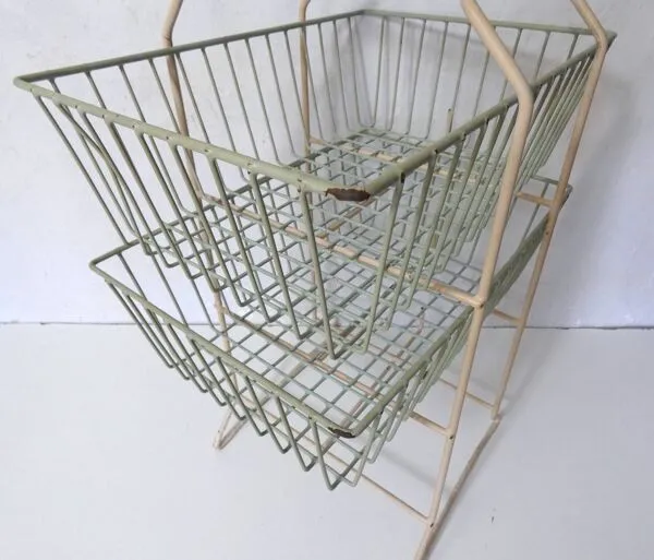 Illustration numéro 4 du produit desserte casier à légumes panier en métal gainé vintage