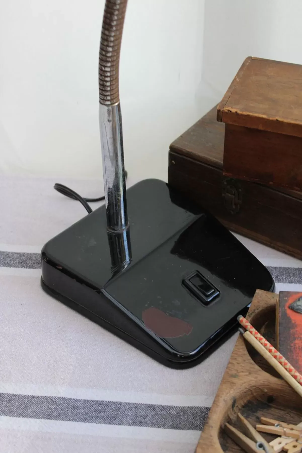 Illustration numéro 4 du produit Lampe en métal