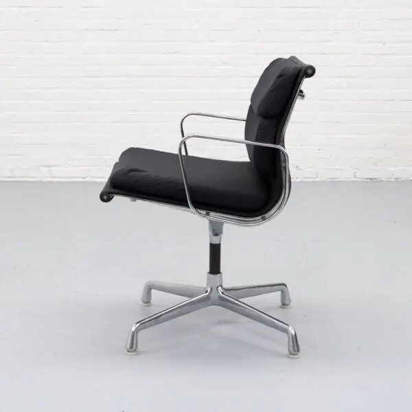 Illustration numéro 4 du produit Chaise Eames EA208 Soft Pad Herman Miller années 1970