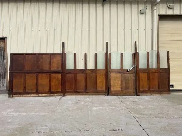 Illustration numéro 4 du produit Séparation de bistrot des années 30 en châtaignier et contre plaqué