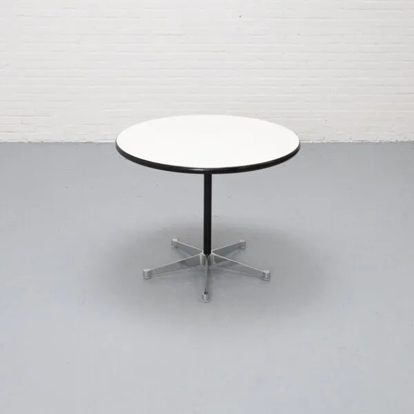 Illustration numéro 4 du produit Table de contrat par Charles et Ray Eames