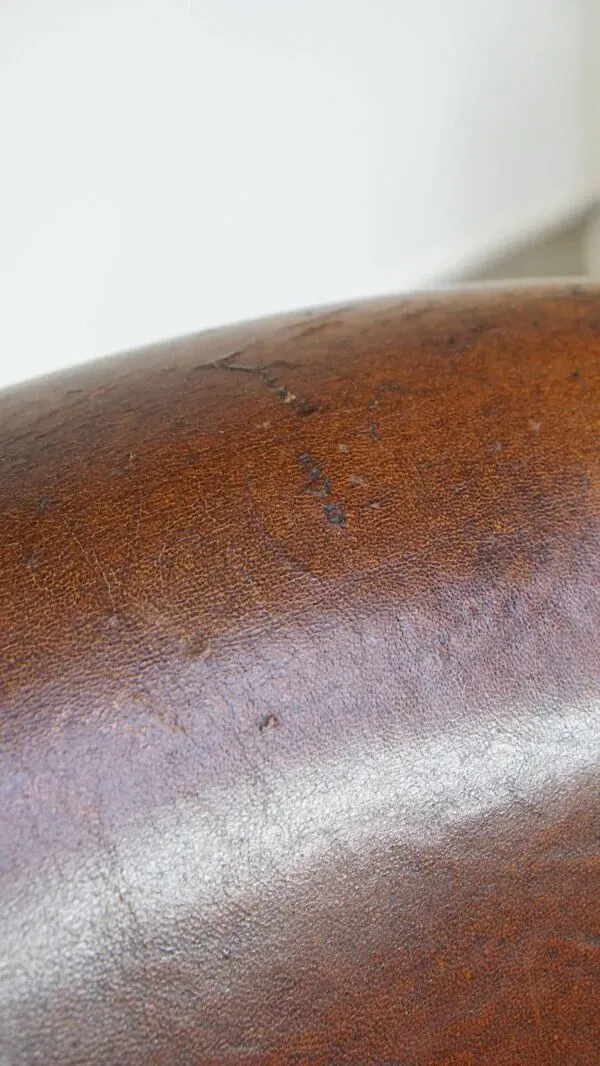 Illustration numéro 4 du produit Fauteuil club en cuir de mouton vintage couleur cognac