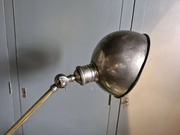 Illustration numéro 4 du produit Ancienne Lampe industrielle réglable en bronze a 2 bras