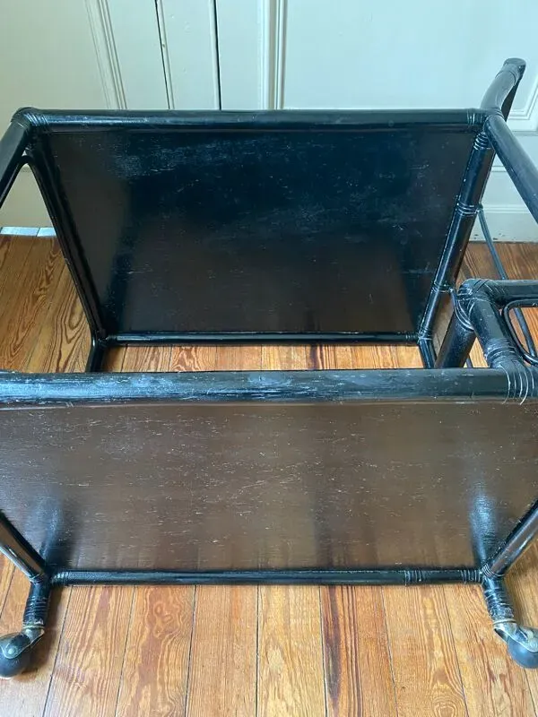 Illustration numéro 4 du produit Desserte noire en bois et rotin années 70