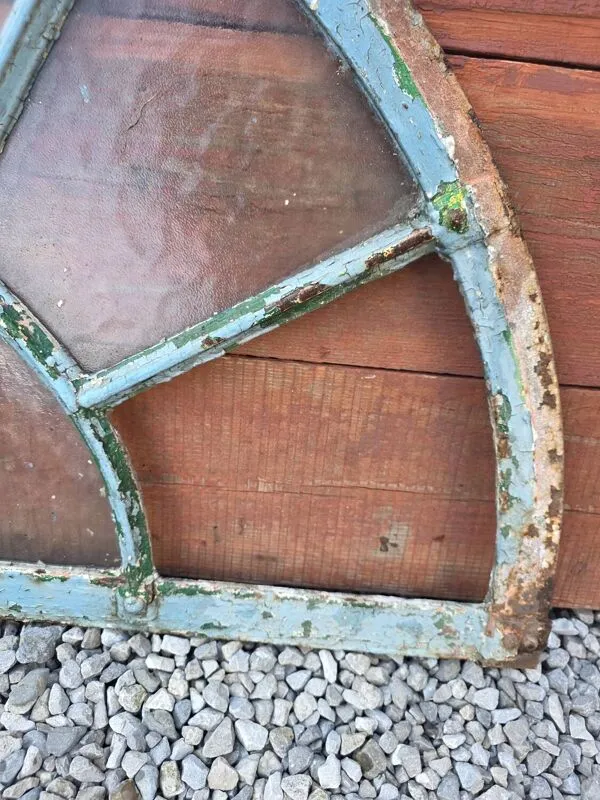 Illustration numéro 4 du produit Imposte ancienne en fer forgé plein riveté du XIXème s.