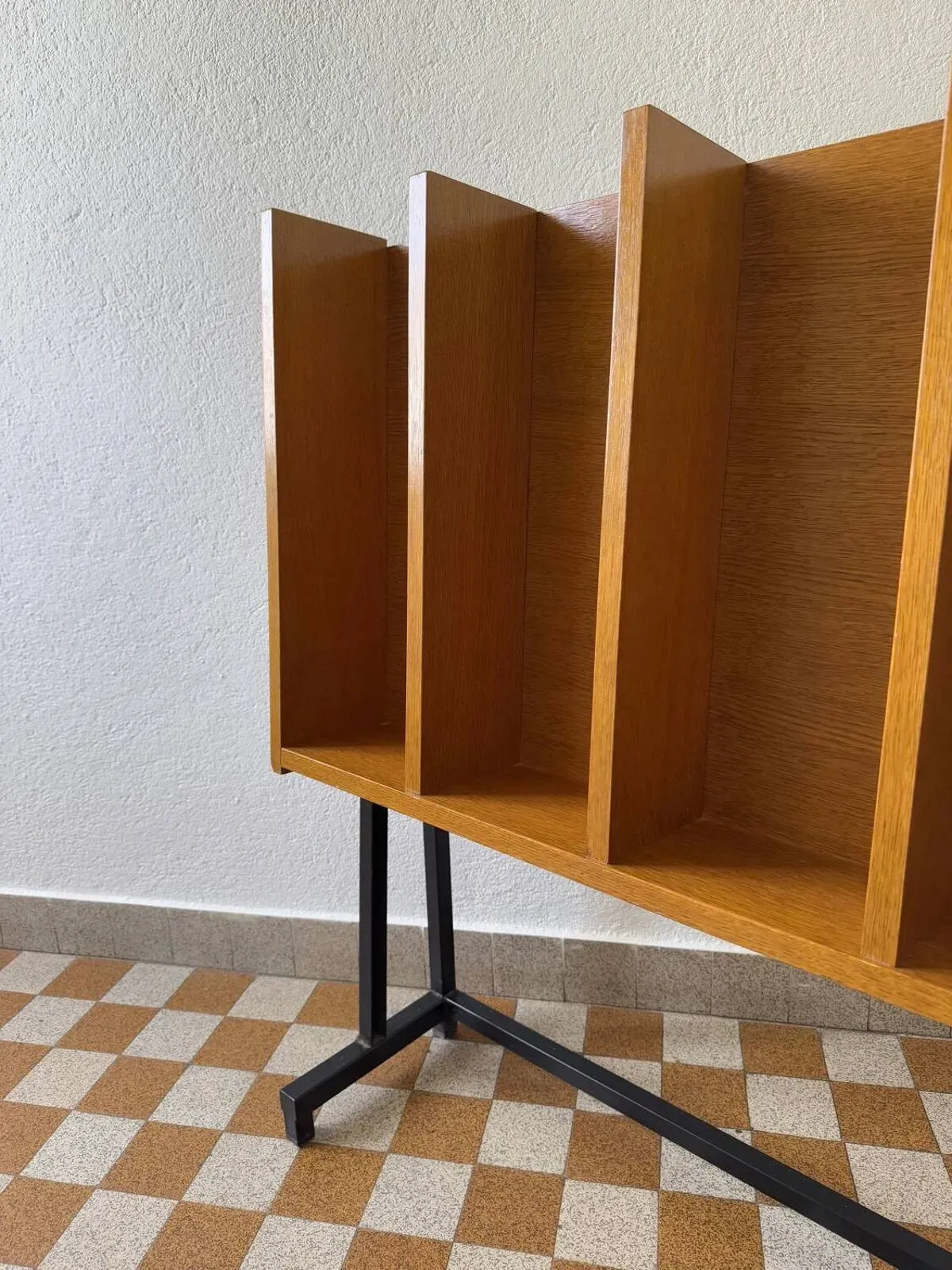 Illustration numéro 4 du produit Bibliothèque présentoir vintage