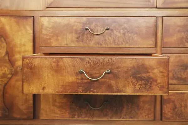 Illustration numéro 4 du produit Buffet suédois ancien en noyer et ronce avec vitrine en verre, années 1940